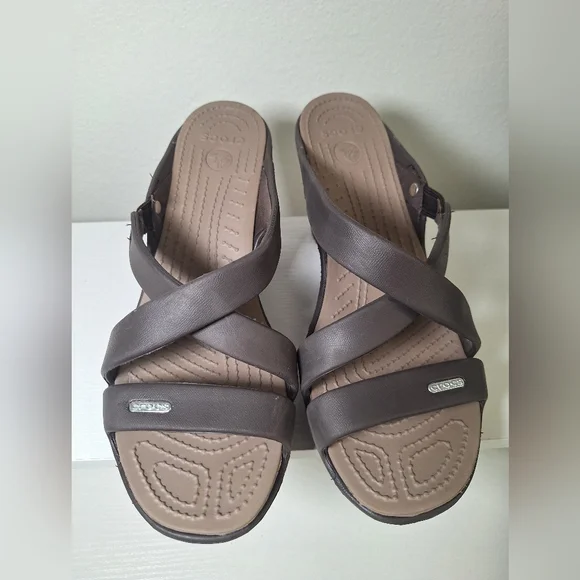 Brown Crocs Cyprus IV strappy platform sandals - Picture 5 of 9